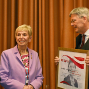 Landeshauptmann Peter Kaiser überreicht Katja Sturm-Schnabl den Marie Jahoda Preis auf der Bühne © SPÖ Bildung/Christian Bader